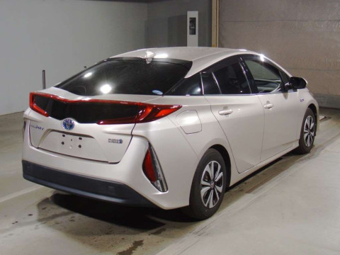 2017 Toyota Prius PHV ZVW52[1]