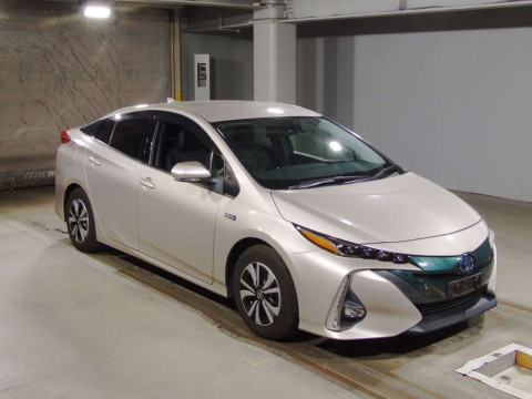 2017 Toyota Prius PHV ZVW52[2]