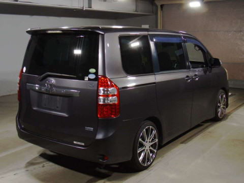 2013 Toyota Noah ZRR70G[1]