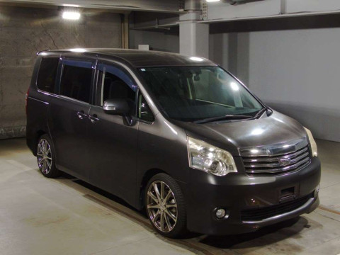 2013 Toyota Noah ZRR70G[2]