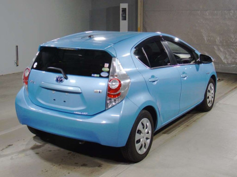 2013 Toyota Aqua NHP10[1]