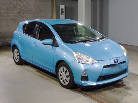 2013 Toyota Aqua NHP10[2]