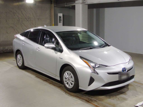 2016 Toyota Prius ZVW55[2]