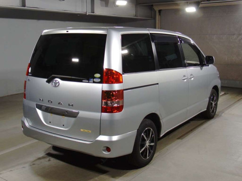 2004 Toyota Noah AZR60G[1]