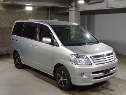 2004 Toyota Noah AZR60G[2]