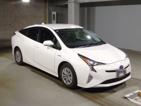 2016 Toyota Prius ZVW50[2]