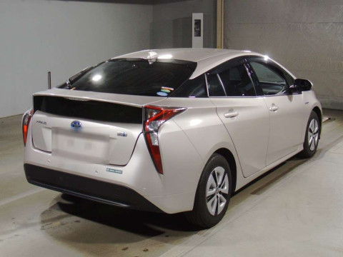 2016 Toyota Prius ZVW51[1]