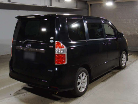 2007 Toyota Noah ZRR70W[1]