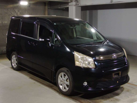 2007 Toyota Noah ZRR70W[2]