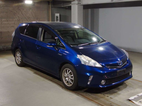 2012 Toyota Prius alpha ZVW41W[2]