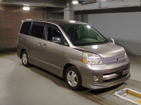 2005 Toyota Voxy AZR60G[2]