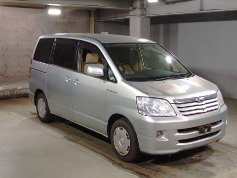 2003 Toyota Noah AZR60G[2]