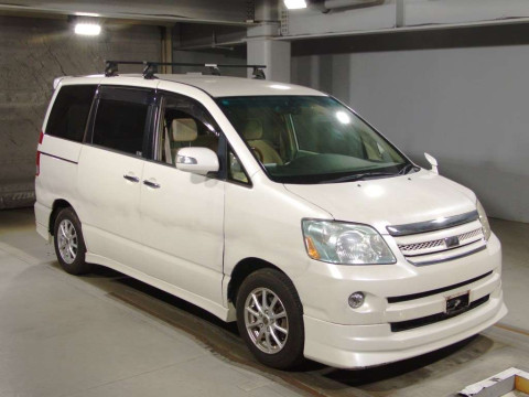 2007 Toyota Noah AZR60G[2]