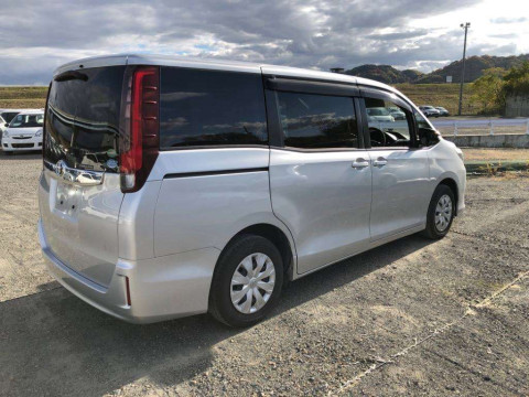 2015 Toyota Noah ZRR80G[1]