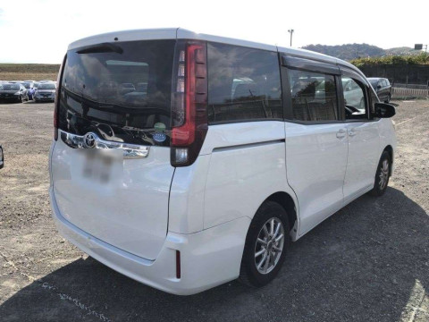 2015 Toyota Noah ZRR80G[1]