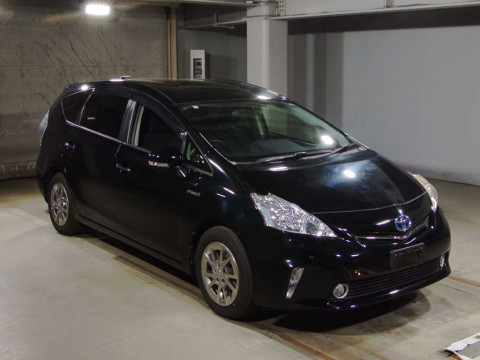 2014 Toyota Prius alpha ZVW41W[2]