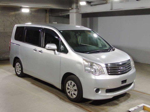 2011 Toyota Noah ZRR70G[2]