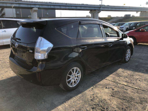 2013 Toyota Prius alpha ZVW41W[1]