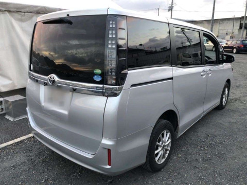 2015 Toyota Voxy ZRR85G[1]