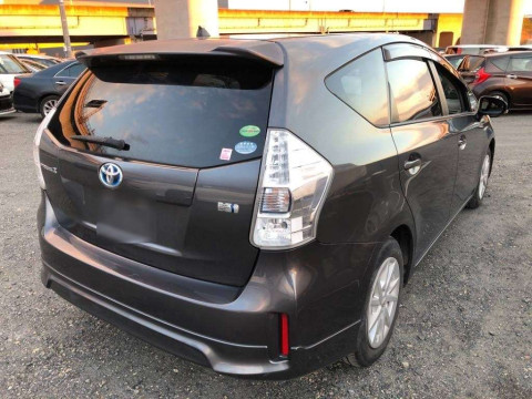 2012 Toyota Prius alpha ZVW40W[1]