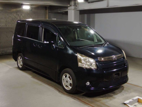 2007 Toyota Noah ZRR70W[2]