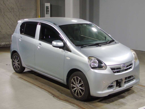 2012 Toyota Pixis Epoch LA300A[2]