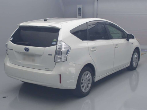 2013 Toyota Prius alpha ZVW40W[1]