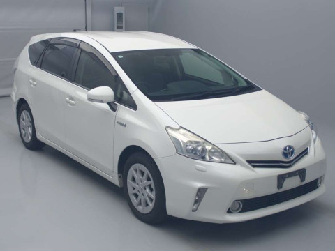 2013 Toyota Prius alpha ZVW40W[2]