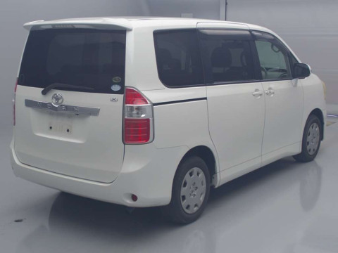 2007 Toyota Noah ZRR70G[1]