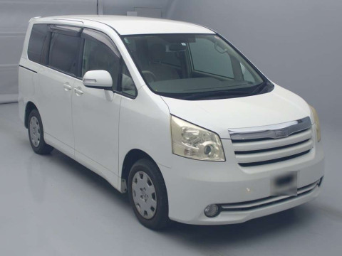 2007 Toyota Noah ZRR70G[2]