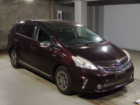 2013 Toyota Prius alpha ZVW41W[2]