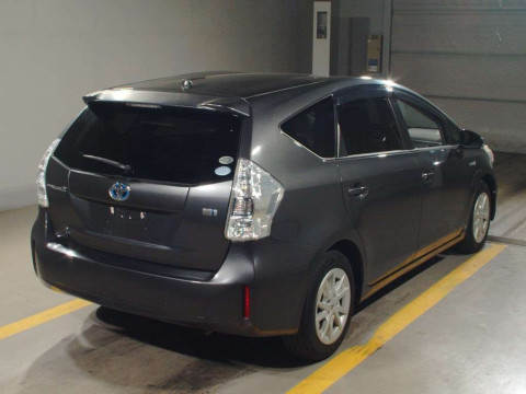 2012 Toyota Prius alpha ZVW41W[1]