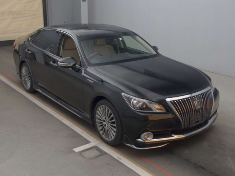 2014 Toyota Crown Majesta GWS214[2]