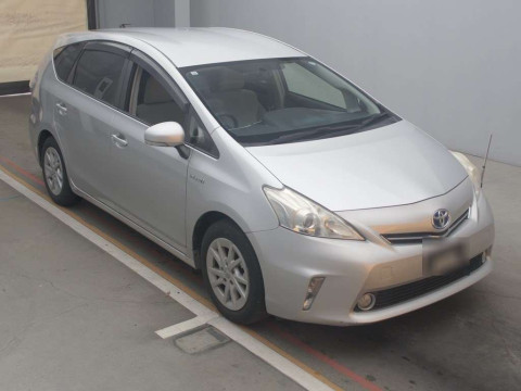 2013 Toyota Prius alpha ZVW41W[2]