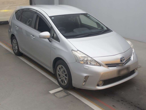 2013 Toyota Prius alpha ZVW41W[2]