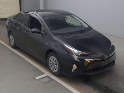 2016 Toyota Prius ZVW55[2]