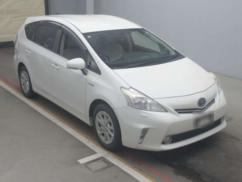 2012 Toyota Prius alpha ZVW41W[2]