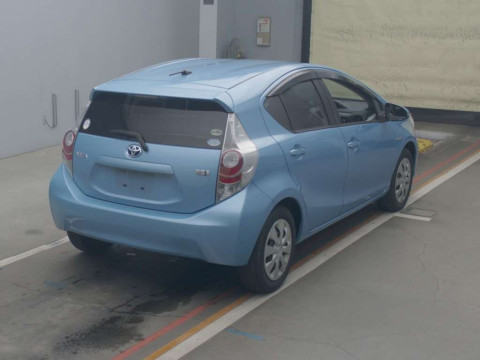 2012 Toyota Aqua NHP10[1]