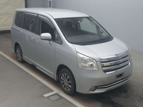 2007 Toyota Noah ZRR70G[2]