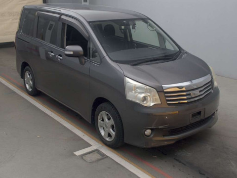 2011 Toyota Noah ZRR70G[2]