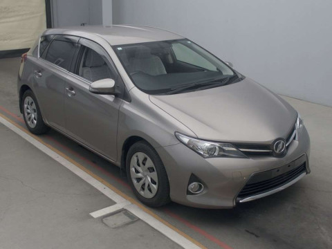 2013 Toyota Auris NZE181H[2]