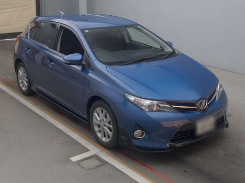 2013 Toyota Auris NZE181H[2]