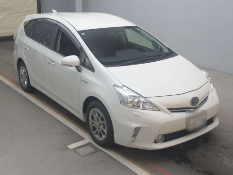 2014 Toyota Prius alpha ZVW41W[2]