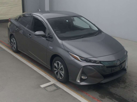 2017 Toyota Prius PHV ZVW52[2]