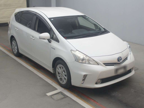 2013 Toyota Prius alpha ZVW41W[2]