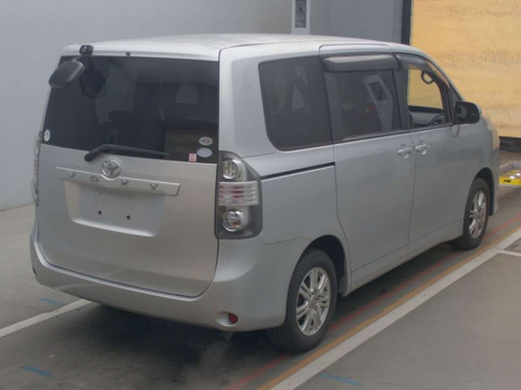 2010 Toyota Voxy ZRR70G[1]