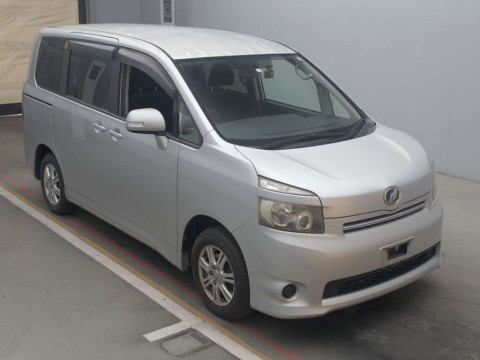 2010 Toyota Voxy ZRR70G[2]