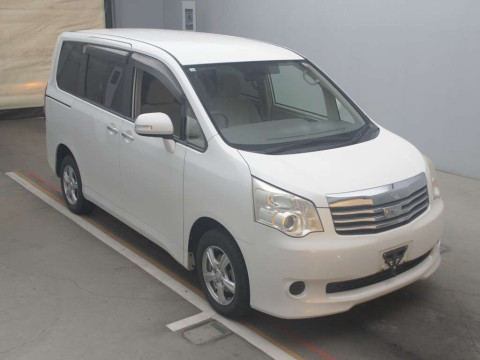 2010 Toyota Noah ZRR75G[2]