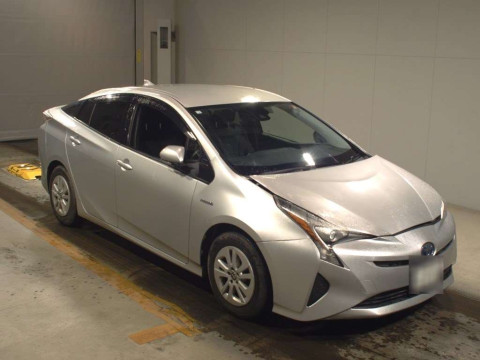 2016 Toyota Prius ZVW50[2]