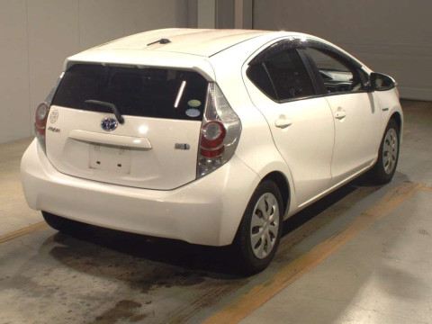 2013 Toyota Aqua NHP10[1]